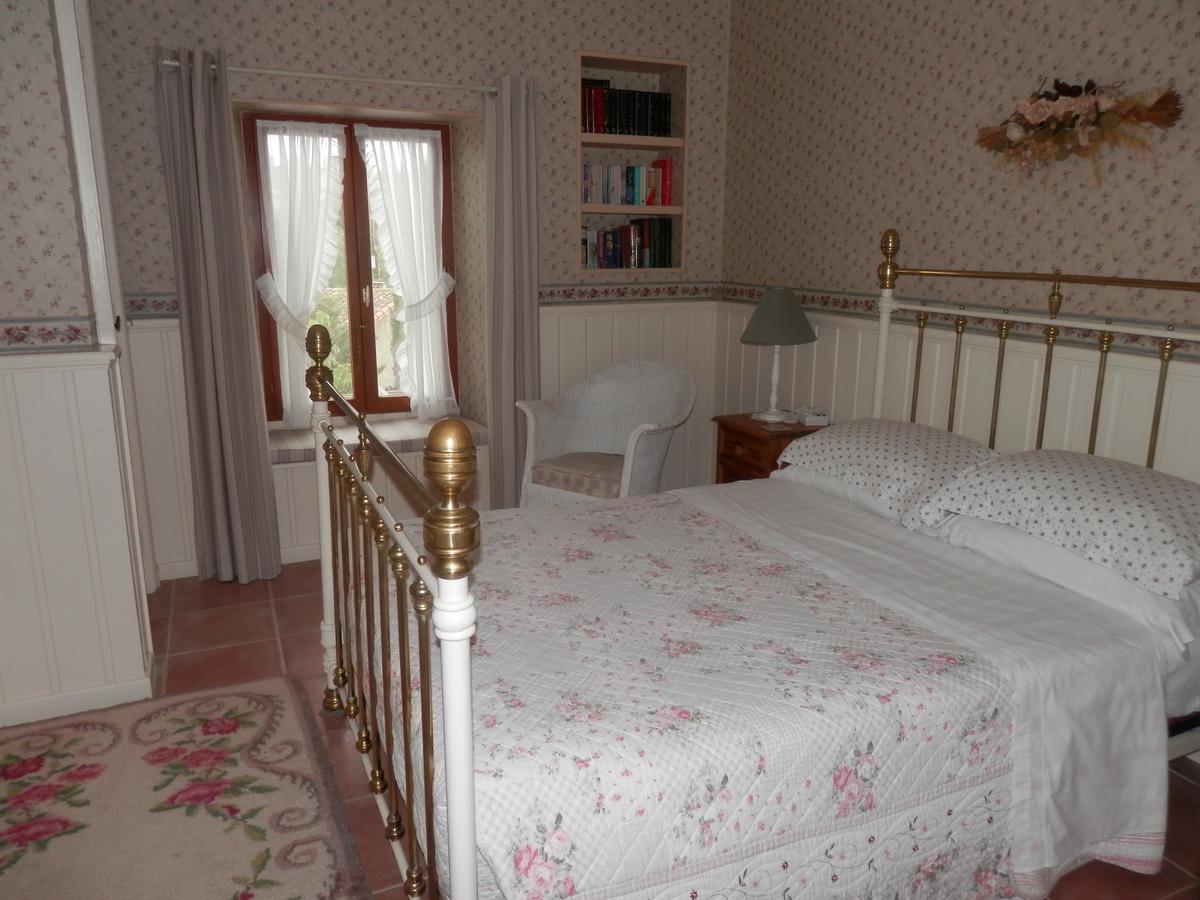 Maison De Laura Salsigne Habitación foto